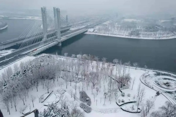 河南今日降雪预警，雪景虽美，出行需谨慎